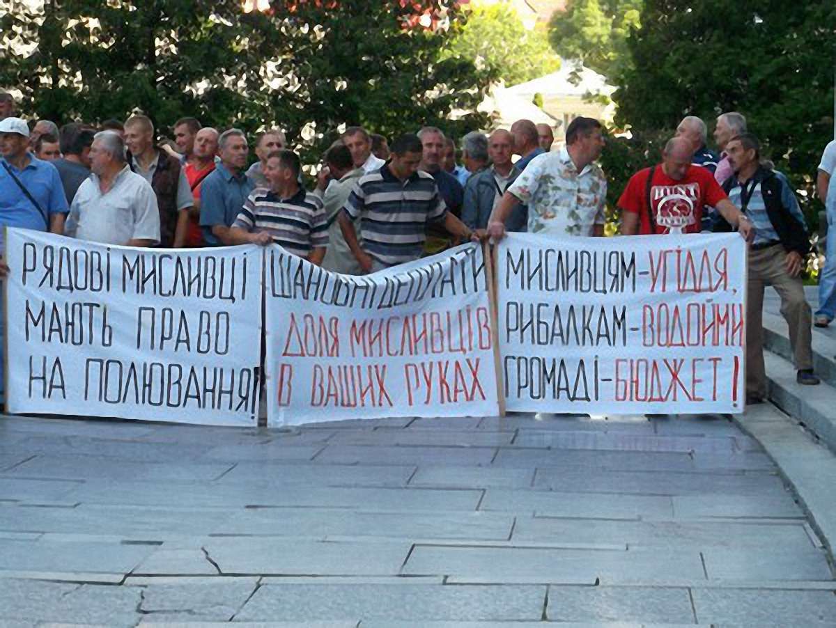 У Тернополі понад дві сотні мисливців пікетували обласну раду. Фото