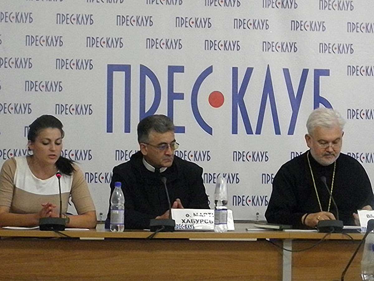 90% молодих українців готові виїхати за кордон, - владика Йосиф