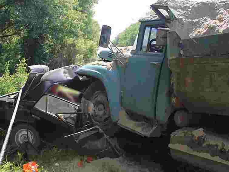 На Хмельниччині легковик в’їхав у вантажівку: 5 людей загинули