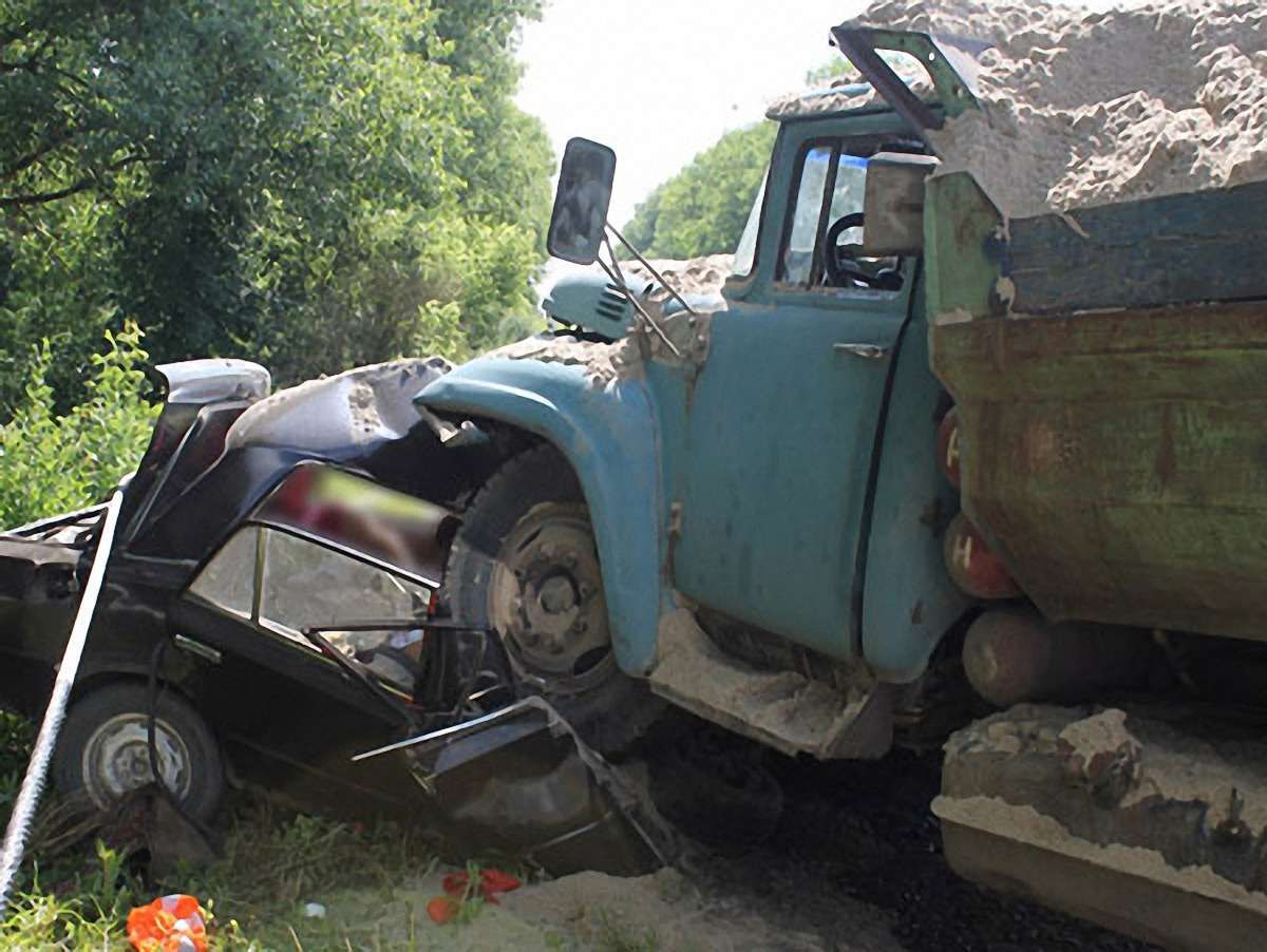 На Хмельниччині легковик в’їхав у вантажівку: 5 людей загинули