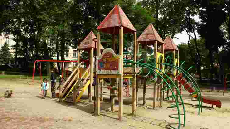У Львові ремонтують ще 10 дитячих майданчиків