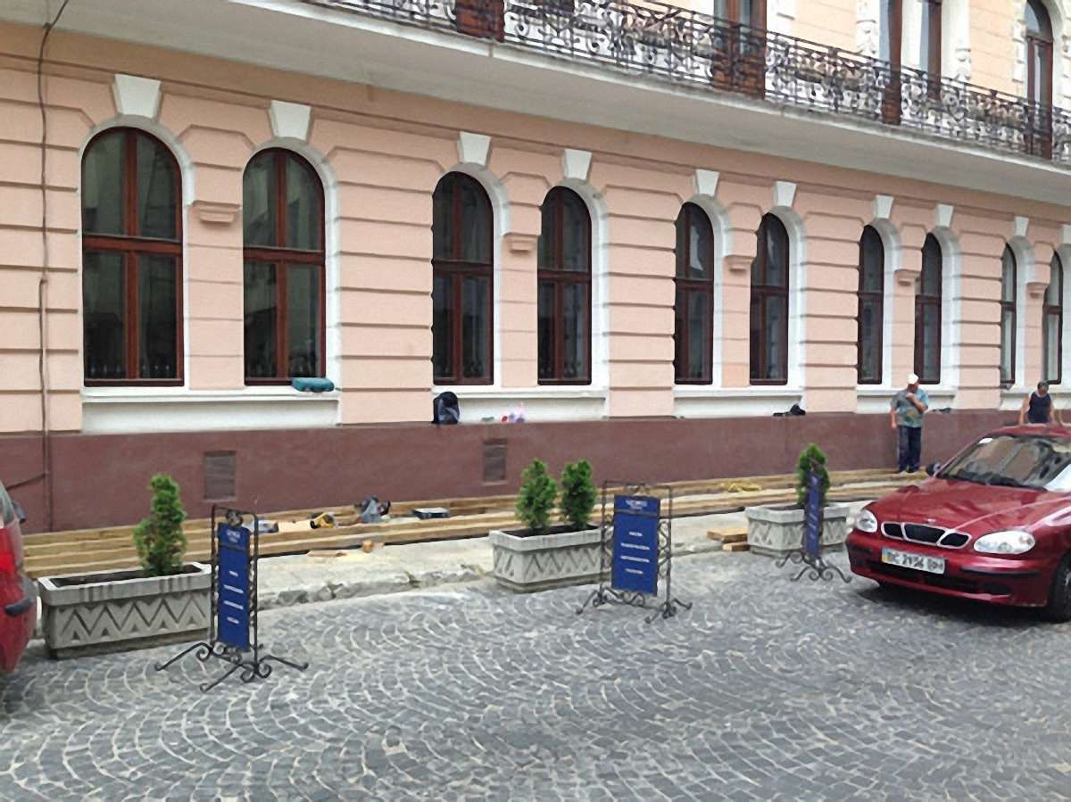 Біля готелю «Жорж» літній майданчик встановлювали без дозволів