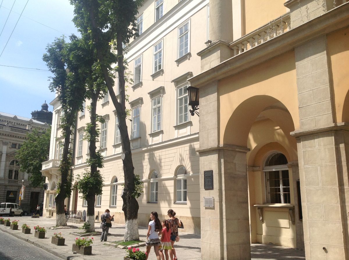 У театрі Заньковецької відновили частину фасаду, вікон та дверей