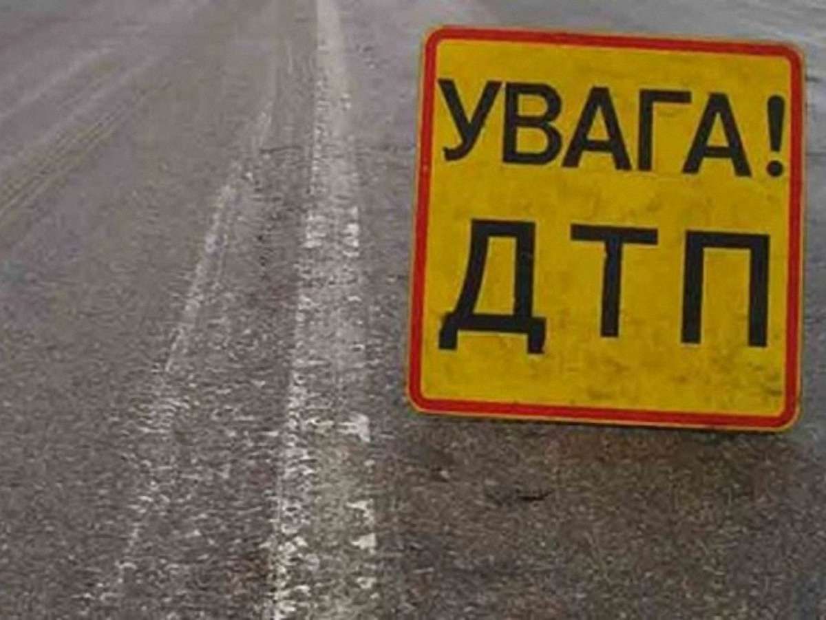 У Львові зіткнулись вантажівка, бус і легковик: травмовано двох людей