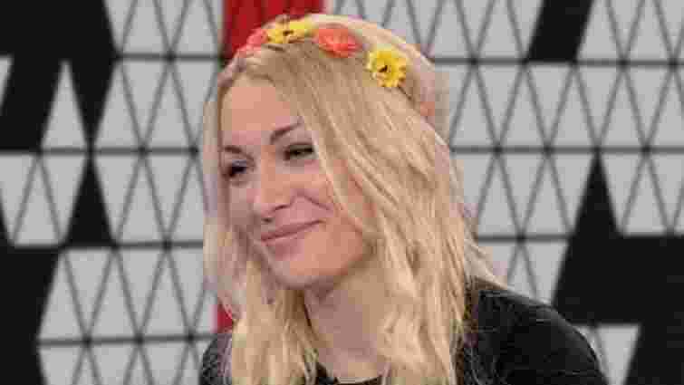 Активістка FEMEN, яка спиляла хрест, отримала притулок у Франції