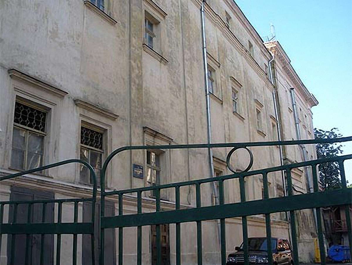 У Львові демонтують котельню з даху школи, якій понад 100 років