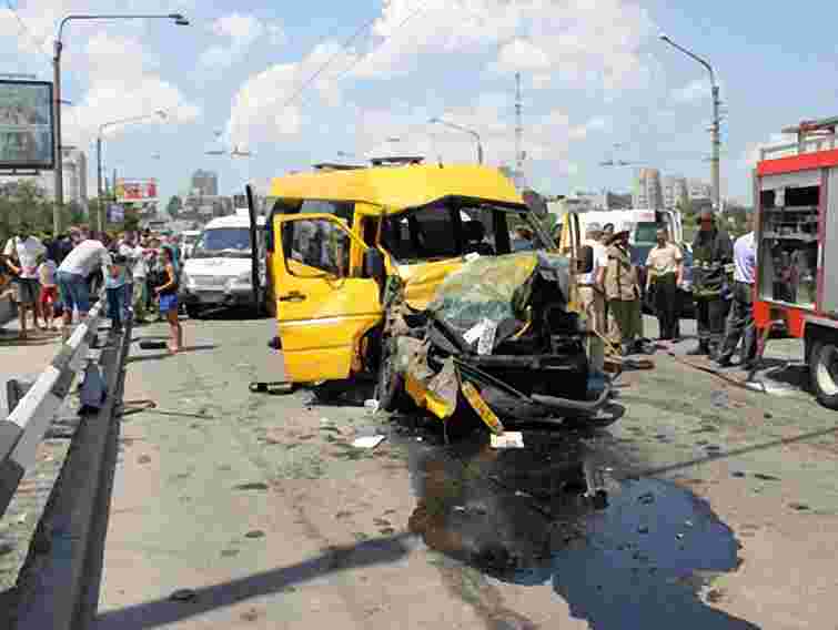 У лікарні помер пасажир маршрутки, яка в’їхала в тролейбус. Фото