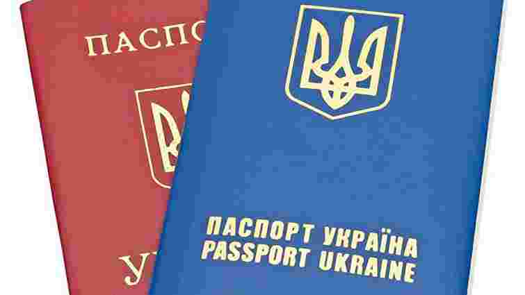 З 10 липня закордонні паспорти почнуть направляти до регіонів