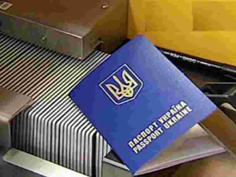 Майже 11 тис. українців за кордоном очікують на паспорти, – ЗМІ