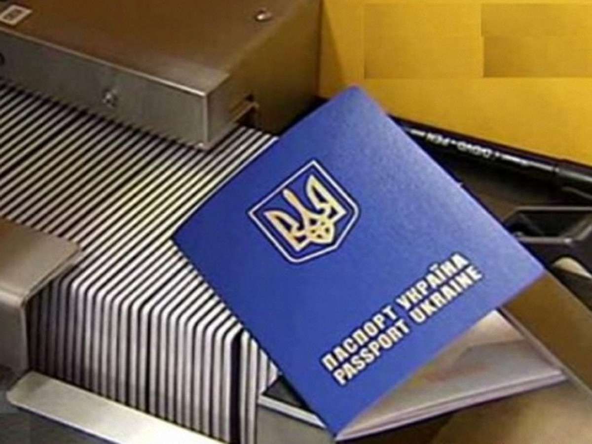 Майже 11 тис. українців за кордоном очікують на паспорти, – ЗМІ