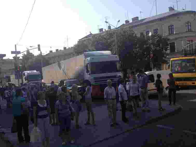 Фура заїхала в центр Львова і зіткнулась з позашляховиком. Фото
