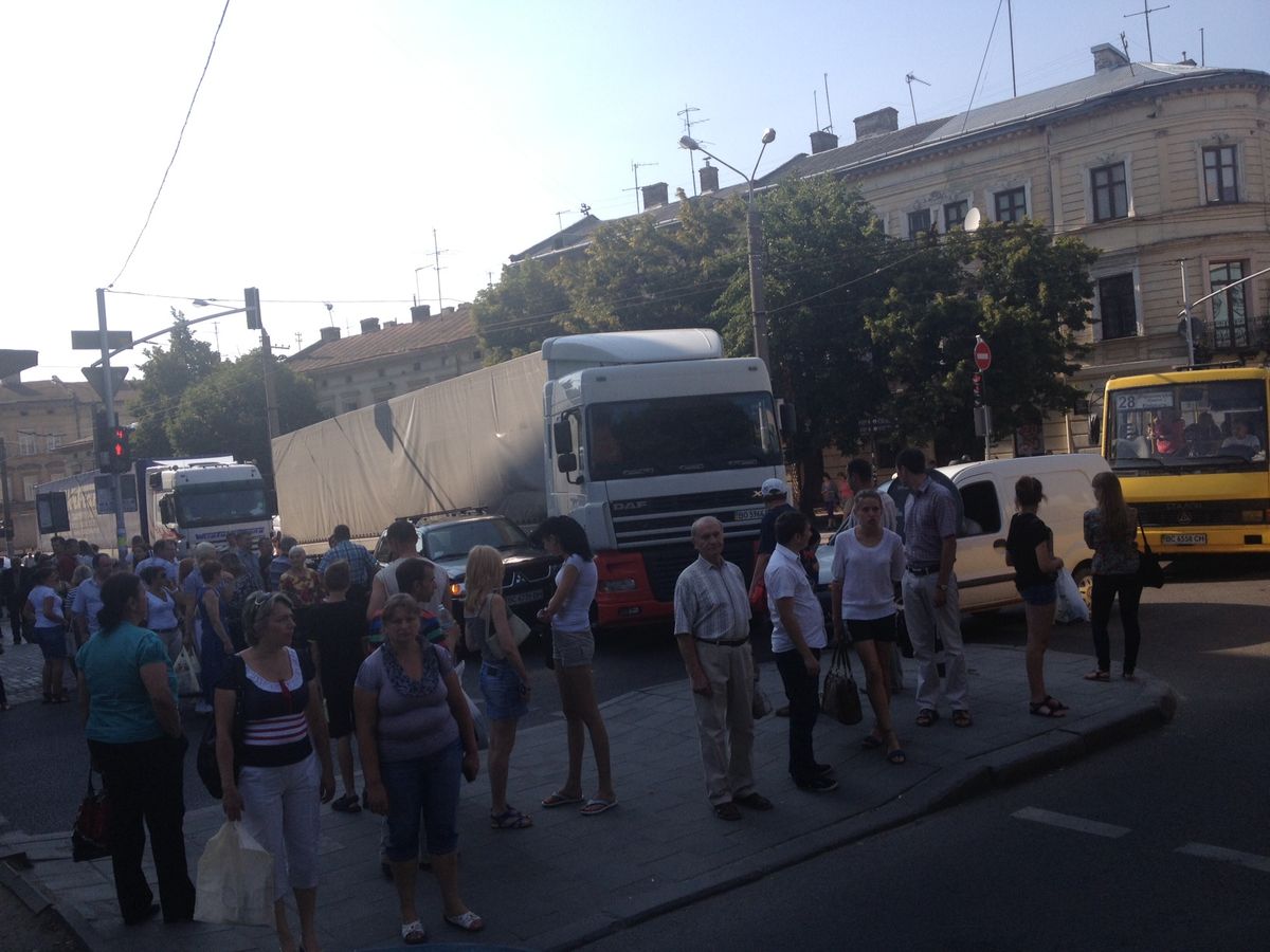 Фура заїхала в центр Львова і зіткнулась з позашляховиком. Фото