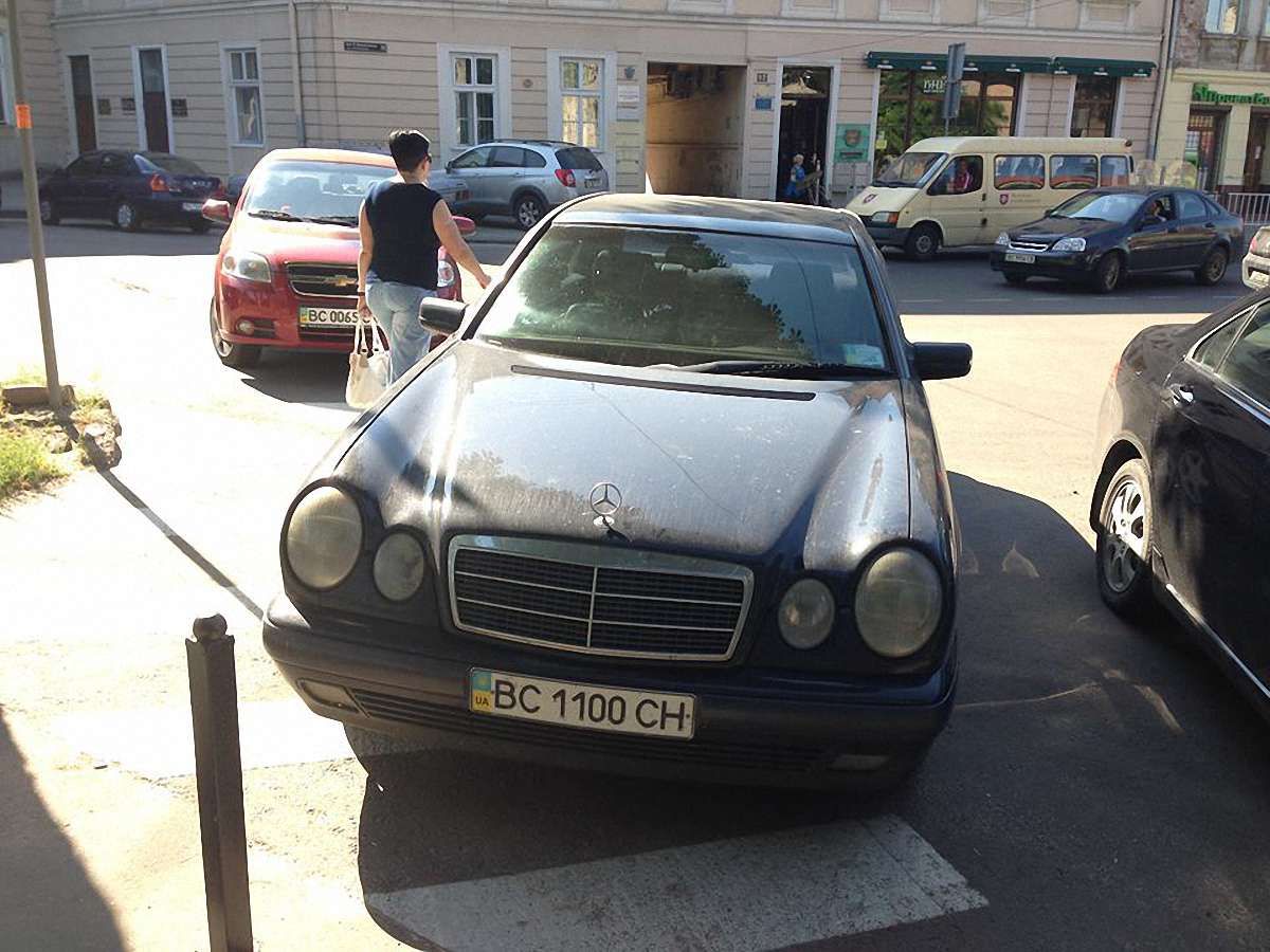 У Львові авто з перепусткою прокуратури припаркували на «зебрі». Фото