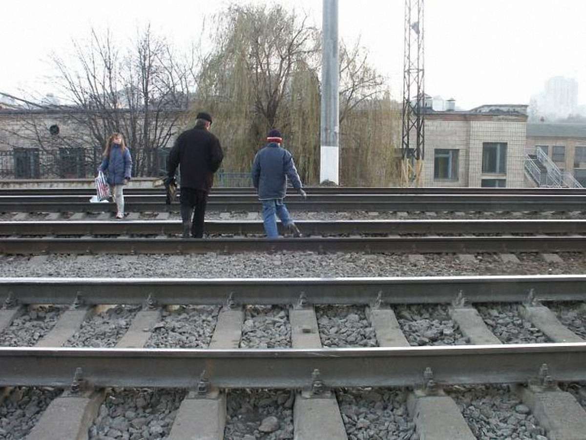 Через ходіння по коліях на Львівській залізниці загинуло 26 людей