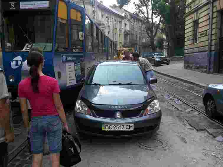 У Львові пасажири трамваю відсували авто, що заблокувало проїзд