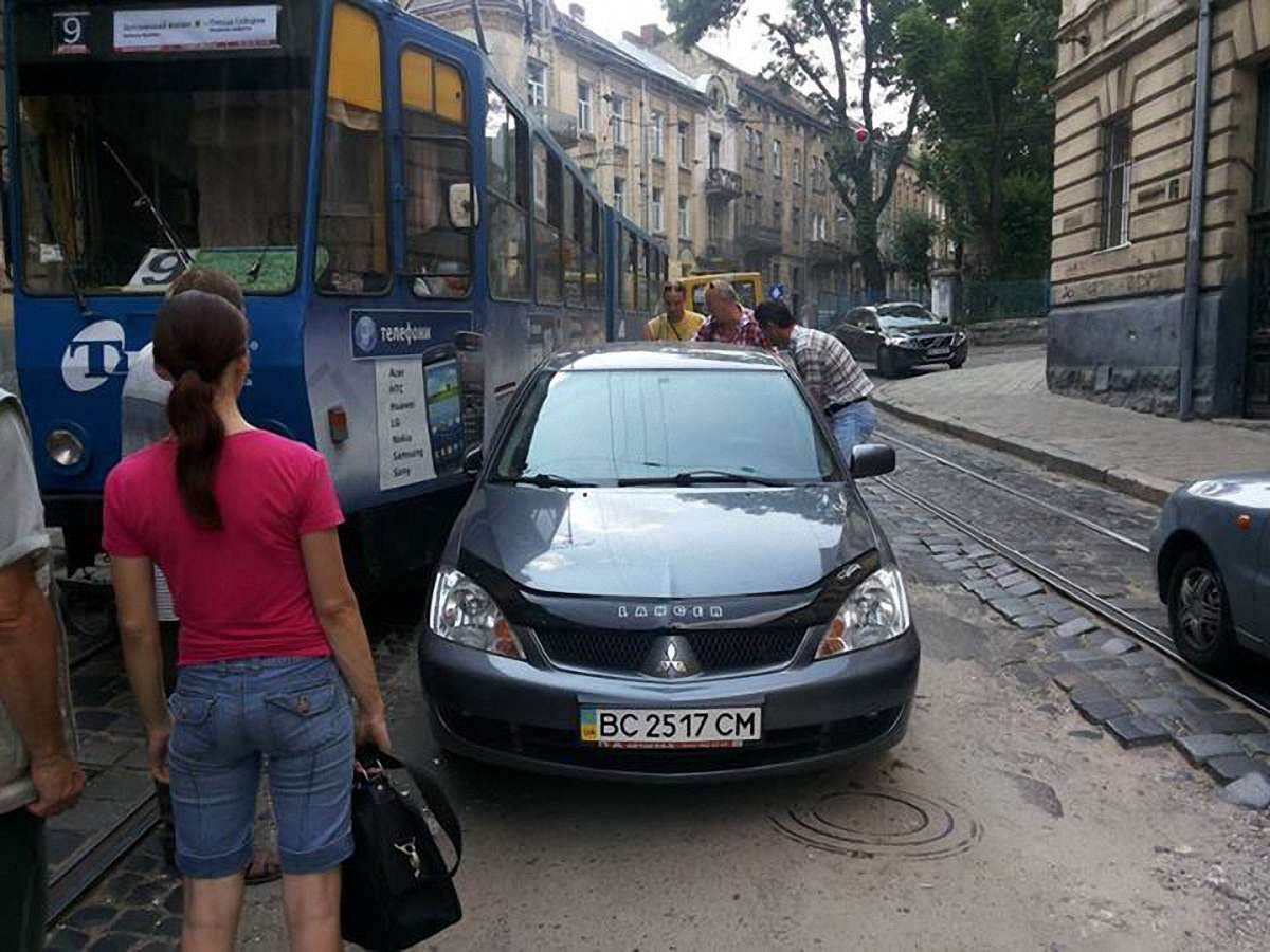 У Львові пасажири трамваю відсували авто, що заблокувало проїзд
