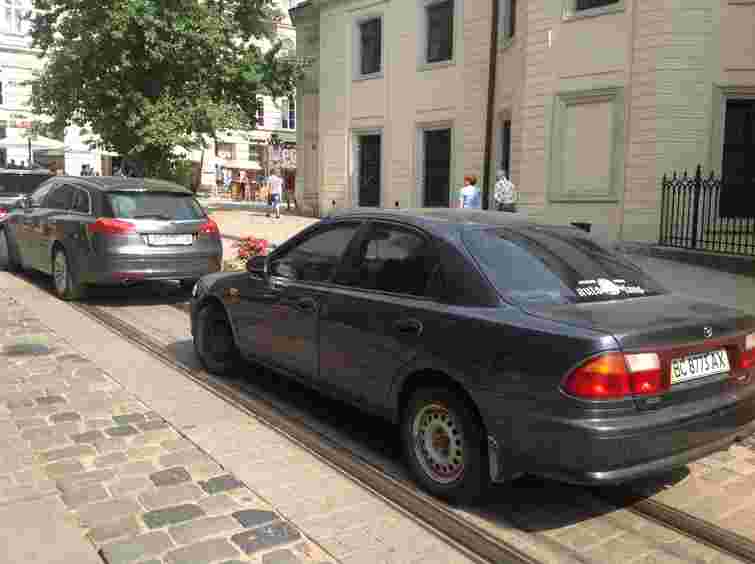 Трамвайну колію в центрі Львова перетворили на парковку. Фото