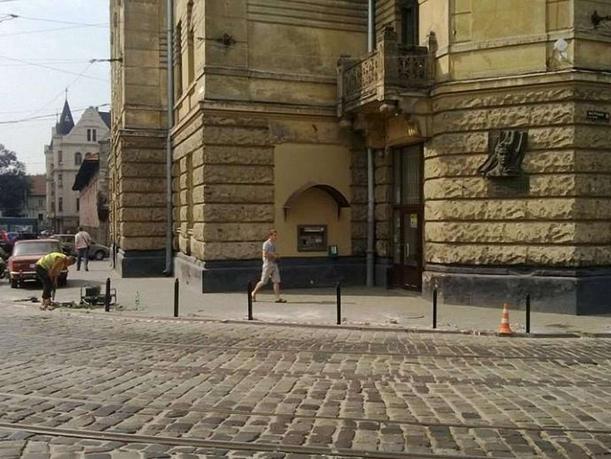 На Підвальній тротуар відгороджують стовпцями за кошти львів’ян 
