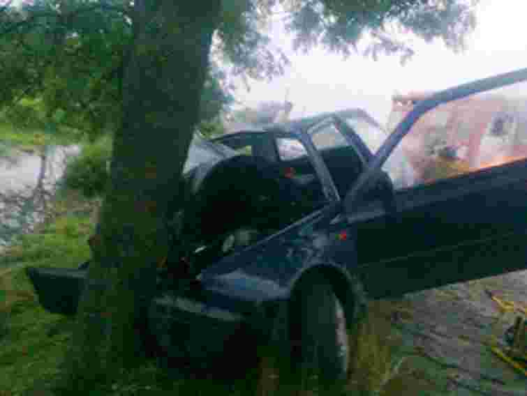 На Львівщині водій легковика в’їхав у дерево: двоє загиблих