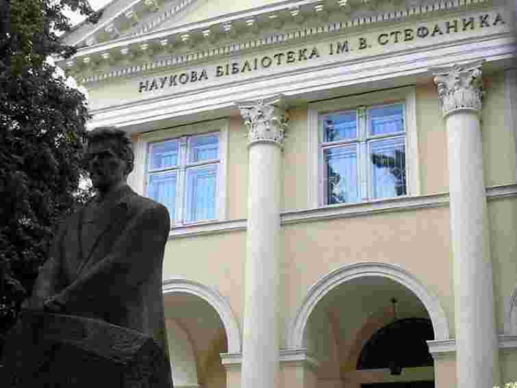 На фасаді бібліотеки Стефаника вкажуть, що там був заклад ім. Оссолінських