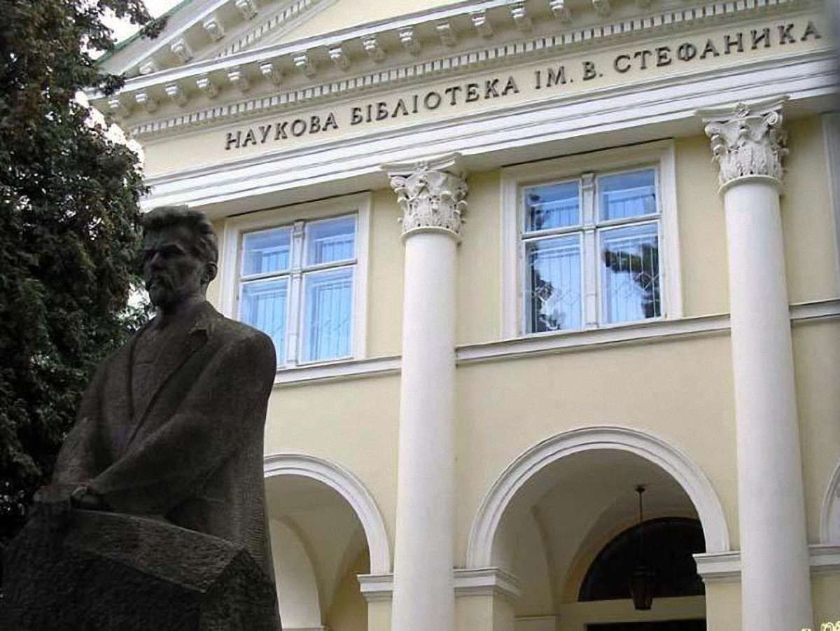 На фасаді бібліотеки Стефаника вкажуть, що там був заклад ім. Оссолінських