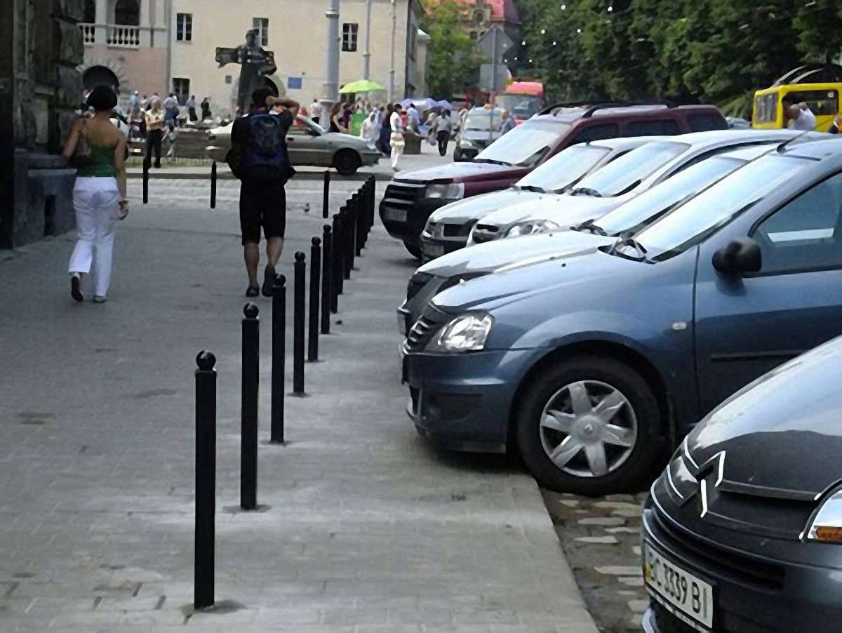  Стовпці на вул. Підвальній встановили за метр від тротуару