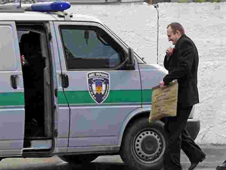 Українські інкасатори купують зброю в кредит