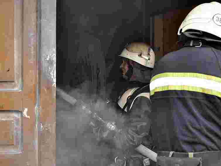 На Львівщині з палаючого будинку врятували двох людей