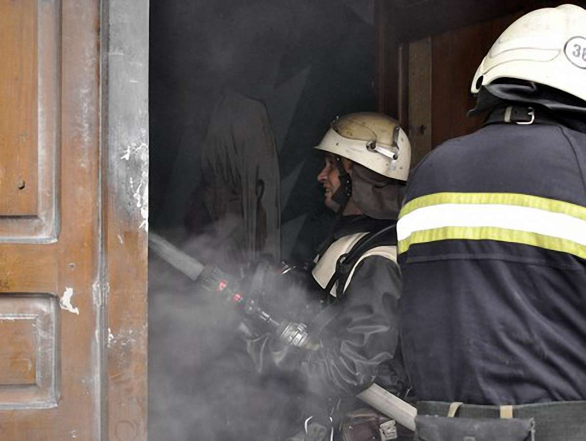 На Львівщині з палаючого будинку врятували двох людей