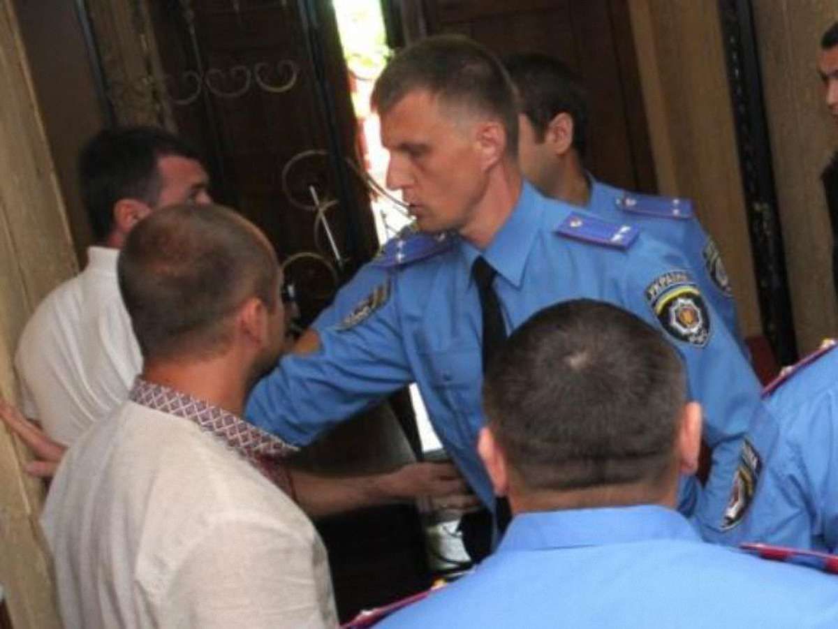 Активісти, які штурмували Фастівський райвідділ міліції, розбивають намети