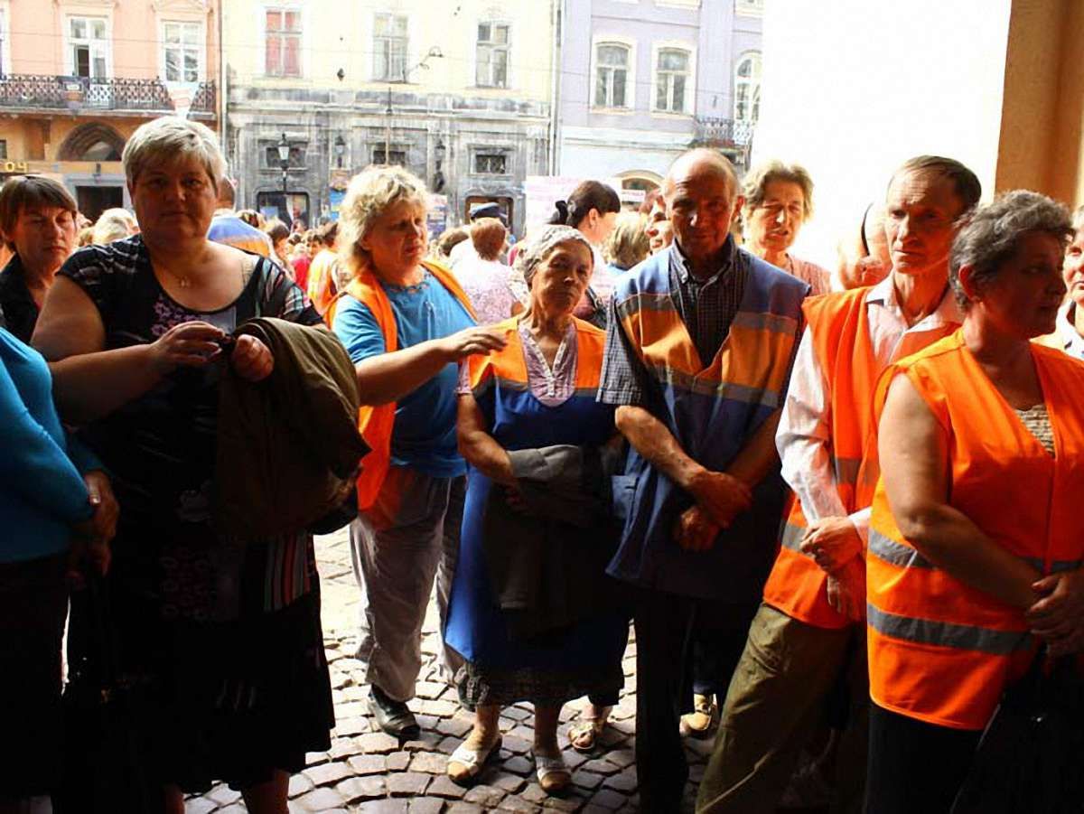 Як двірники штурмом Львівську міськраду брали. Фото