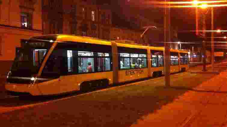 Вночі у Львові випробовували низькопідлоговий трамвай