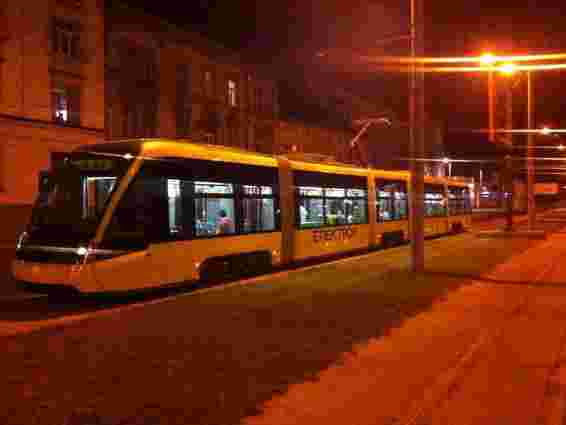 Вночі у Львові випробовували низькопідлоговий трамвай