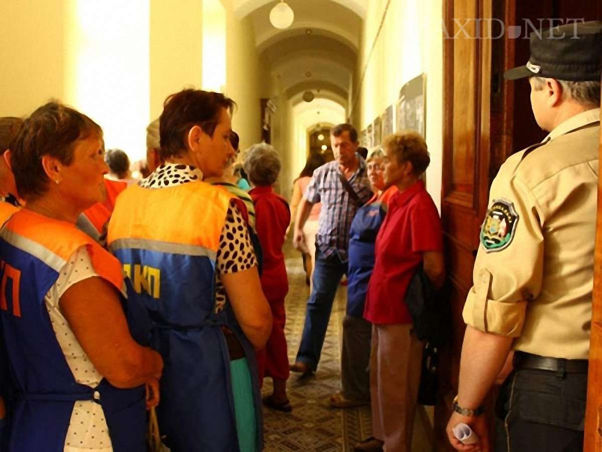 Двірники Львова майже 15 годин чекали на рішення депутатів