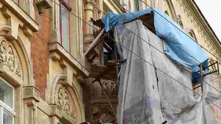 У центрі Львова без дозволів встановлюють пластикові балкони