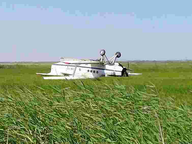 У Криму літак здійснив екстрену посадку і перекинувся. Фото