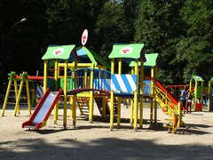 Втіха й небезпека від дитячого майданчика