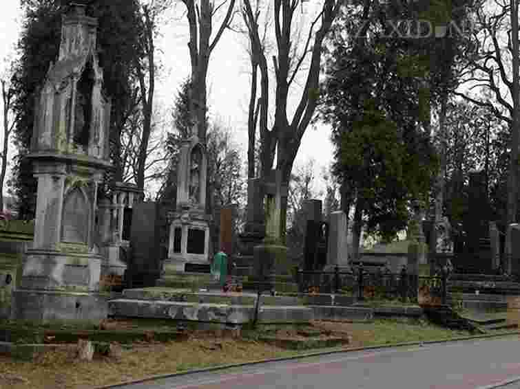 На Личаківському кладовищі відреставрували огорожу