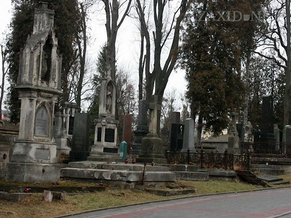 На Личаківському кладовищі відреставрували огорожу