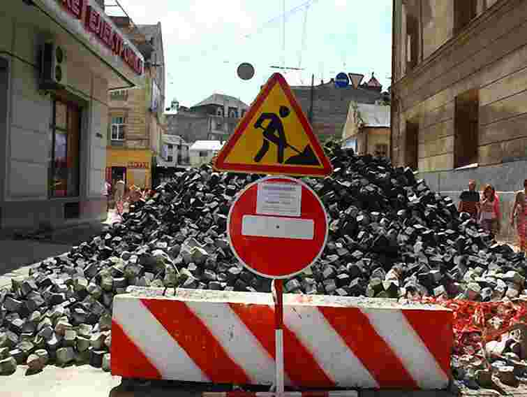 На вулицях Шевченка і Городоцькій встановлюють знаки про закриття проїзду