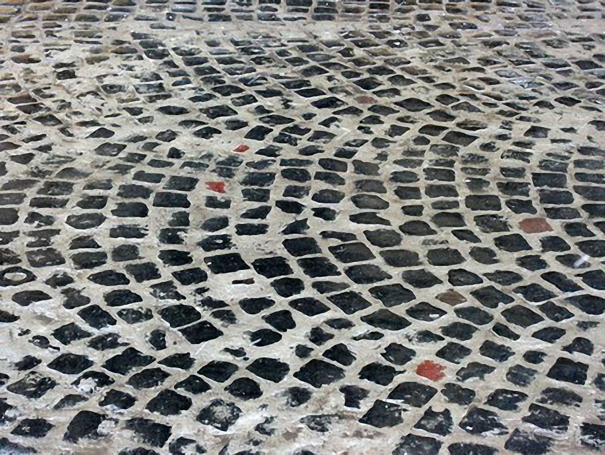 Вулицю Пекарську у Львові вже наполовину замостили мозаїкою