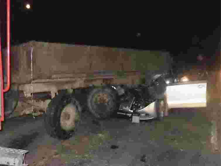 На Закарпатті легковик на швидкості в’їхав у трактор: є жертви