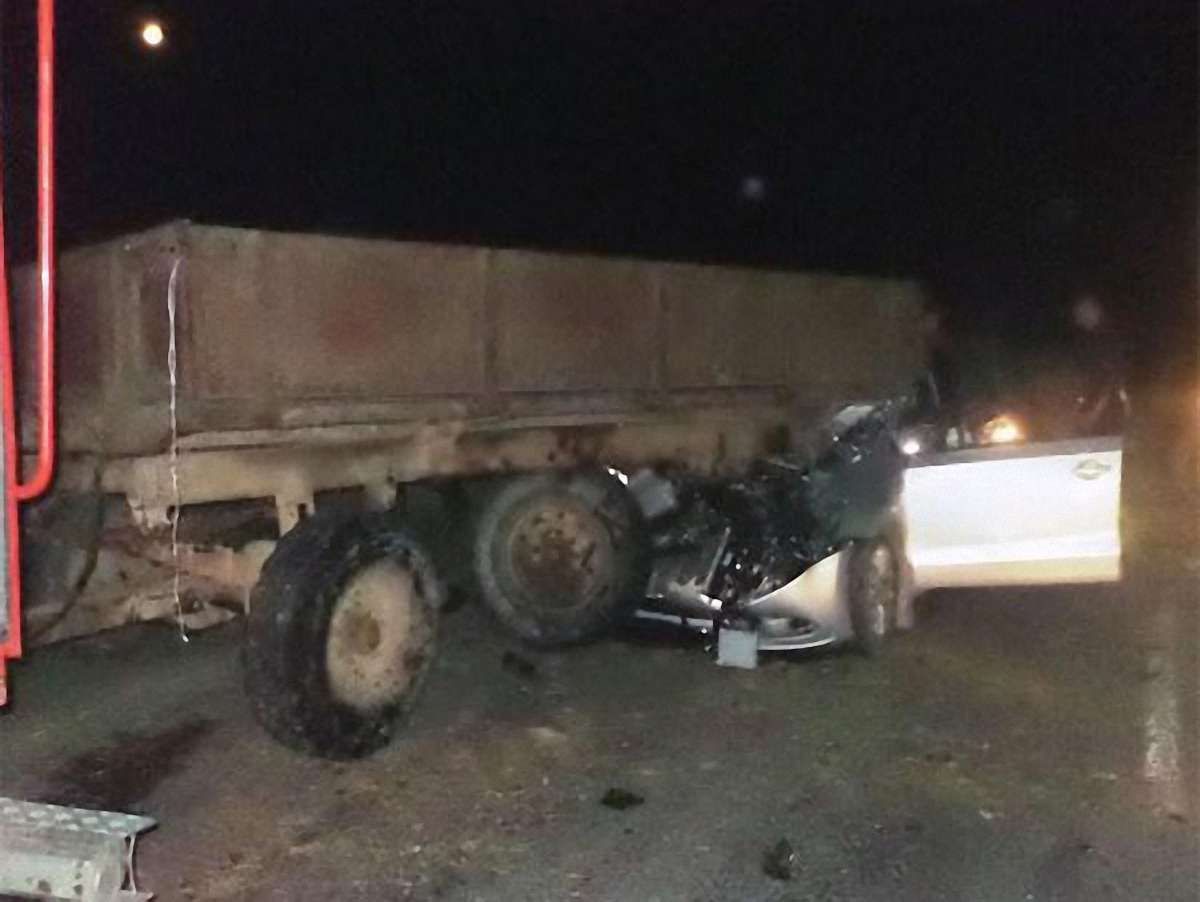 На Закарпатті легковик на швидкості в’їхав у трактор: є жертви