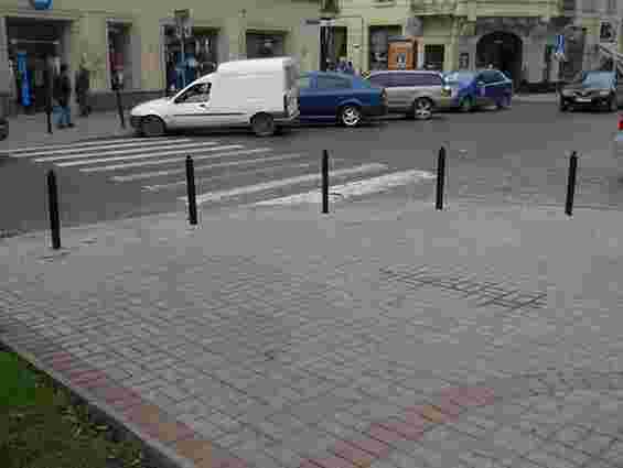У Львові спилюють стовпці, що перешкоджали заїзду на тротуари