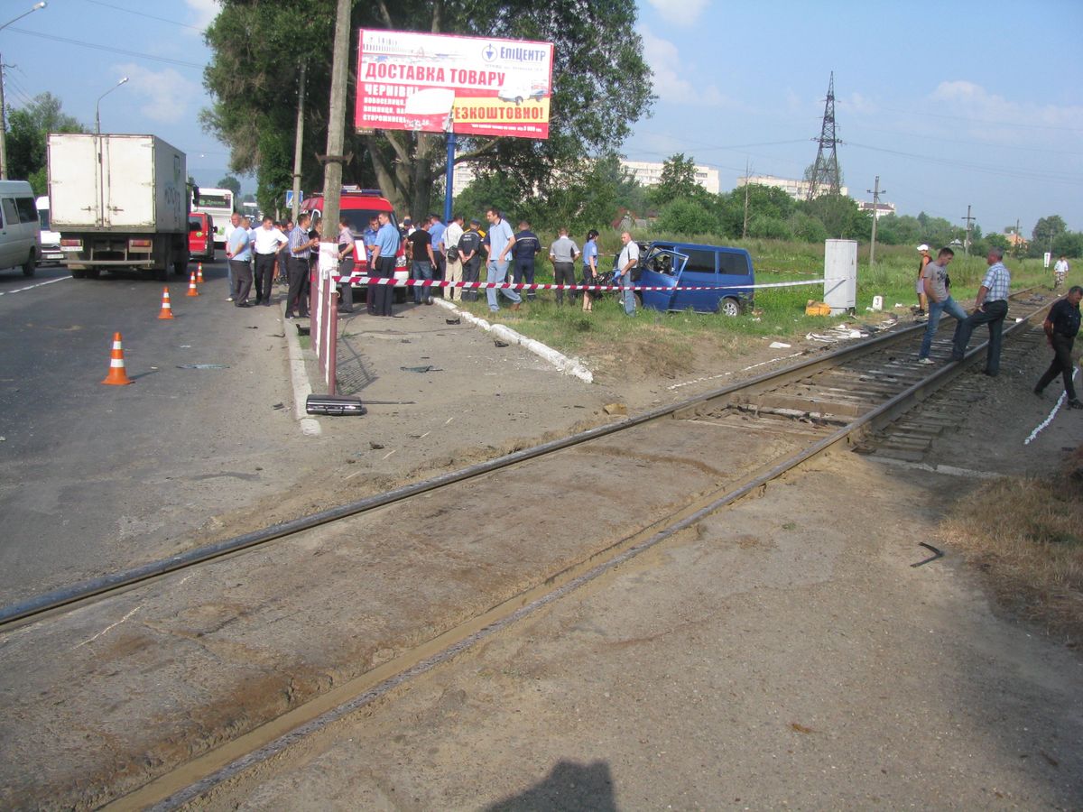 У Чернівцях водій буса попри шлагбаум виїхав просто під потяг. Фото