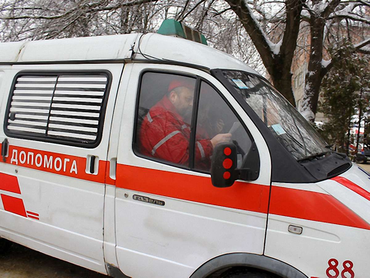 У Львові зіткнулася автівка і мотоцикл: двоє людей у лікарні 