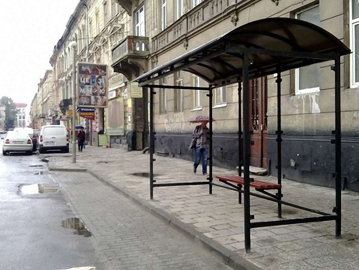 На вулиці Куліша у Львові демонтують стару зупинку