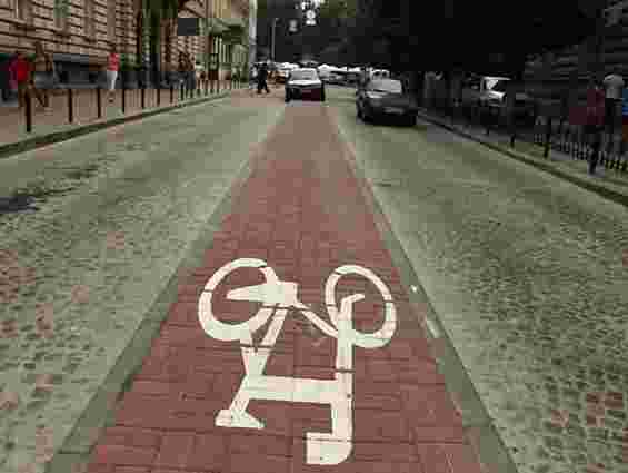 На новій велодоріжці у Львові припаркувалась Skoda. Фото
