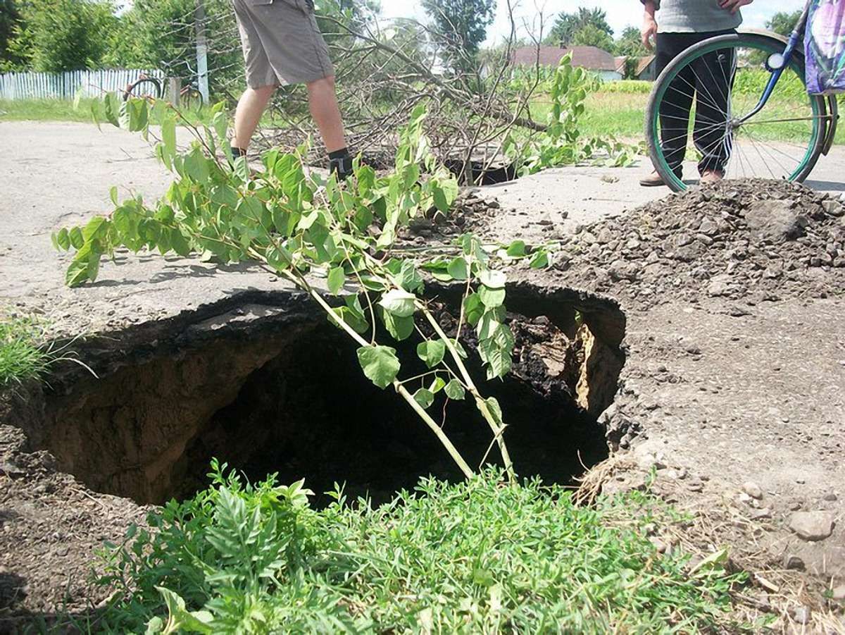 На Львівщині готові страйкувати через аварійний міст та погану дорогу. Фото