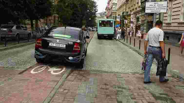 У Львові ОККО купить тротуарні стовпці через своє авто на велодоріжці
